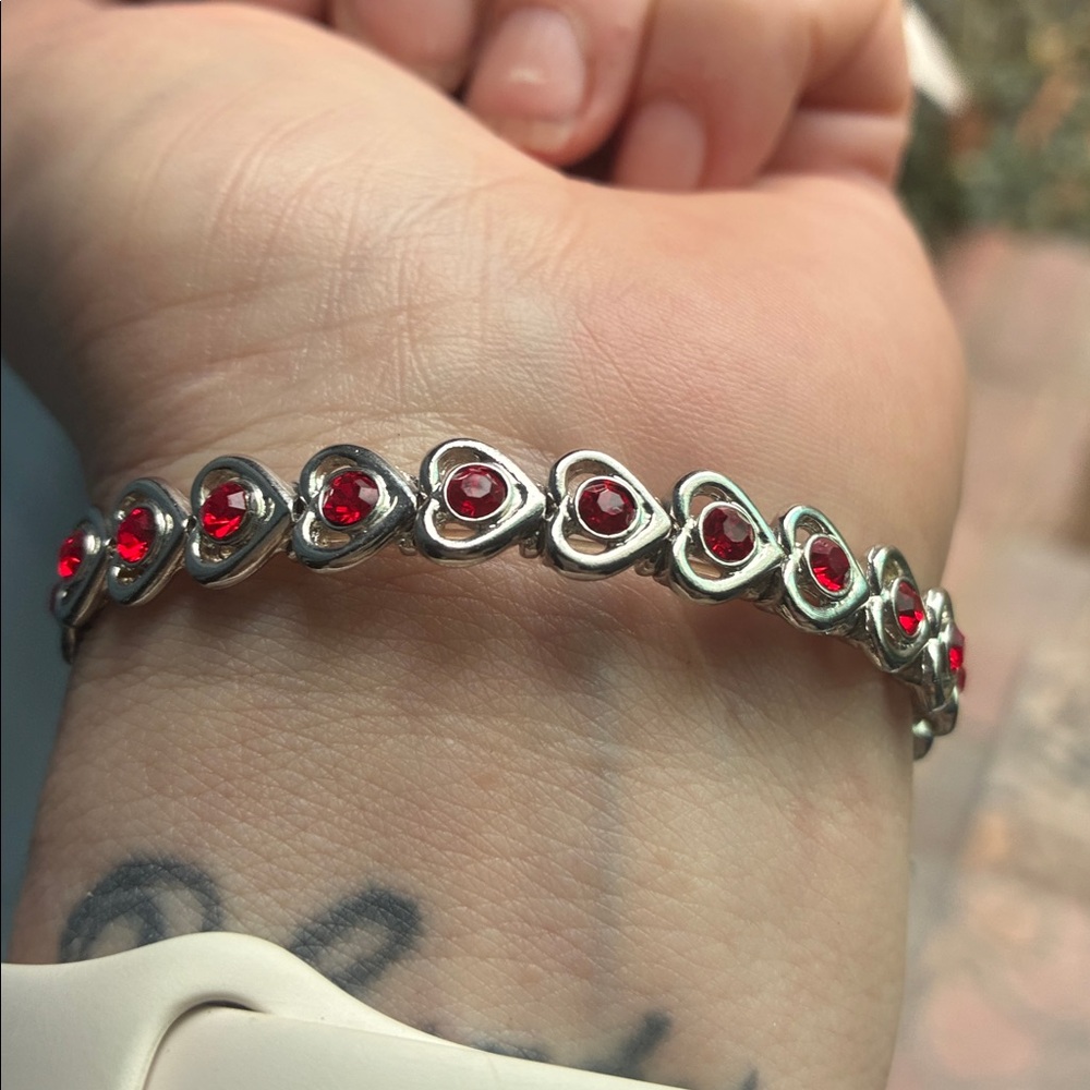 ❤️♥️ Cookie Lee Silver Tone Strech Bracelet with Genuine Red Crystals - Picture 8 of 8